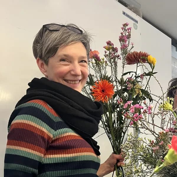 Bettina Scheer mit einem Blumenstrauss