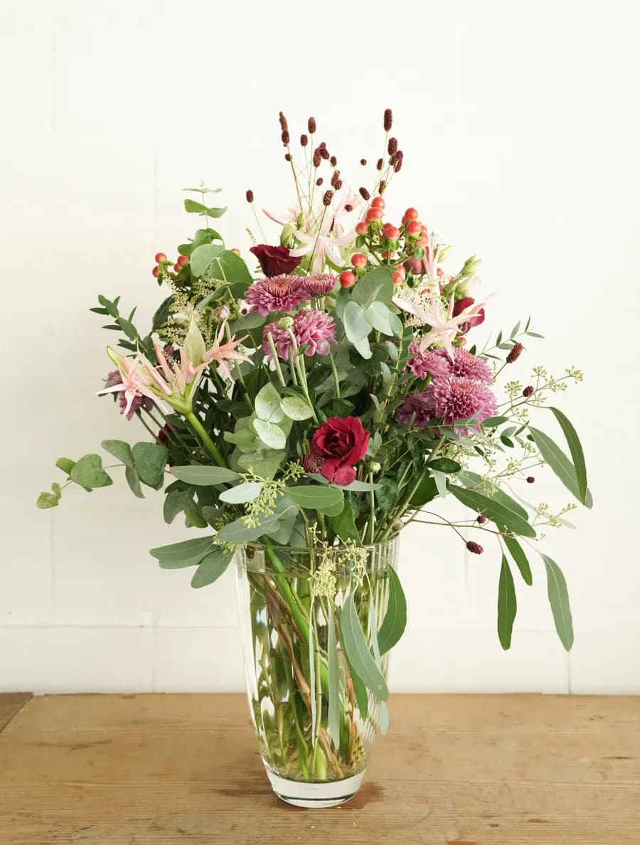 Ein Strauss Wiesenblumen in der Hand